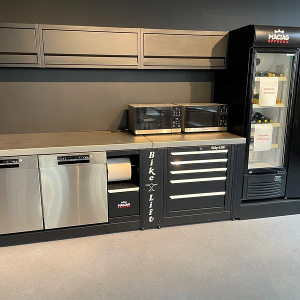 "Flexibilität und Stil: Einzigartige Arbeitsflächen im Industrie-Loft-Design - Perfekt für Kreative und Professionals!"