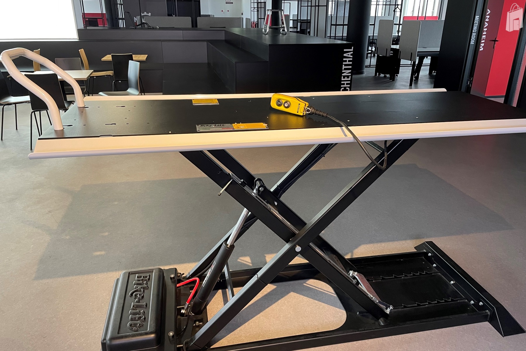 höhenverstellbarer Stehtisch/Hebebühne