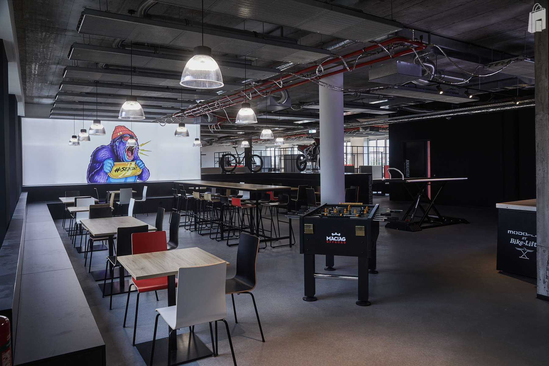 u-Form, 2stufiges Podest, auch als Sitzgelegenheit für Präsentationen, Vorträge etc. nutzbar