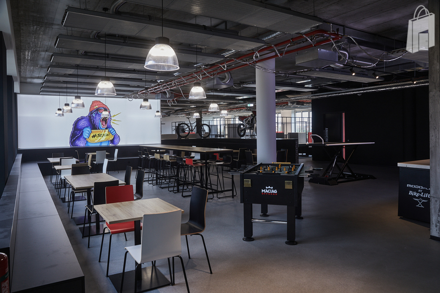 u-Form, 2stufiges Podest, auch als Sitzgelegenheit für Präsentationen, Vorträge etc. nutzbar