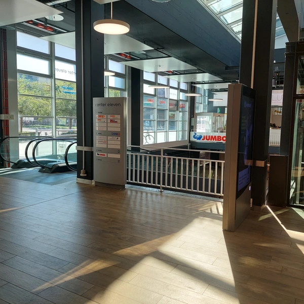 Center Eleven | Platz 2 bei der Rolltreppe