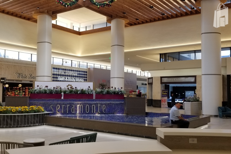 Grand Court / Center Mall location