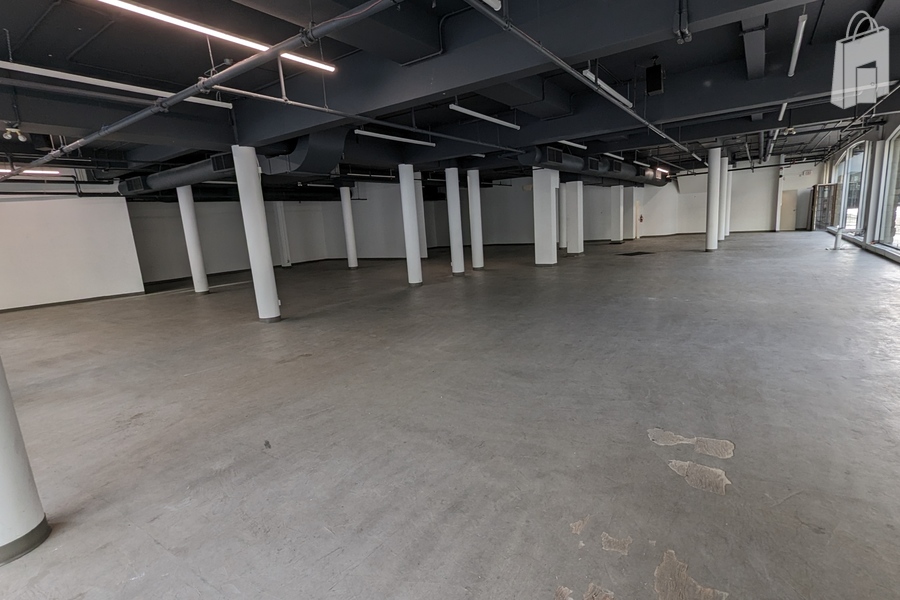 Prime corner unit for pop-up retail, market, or media installation.