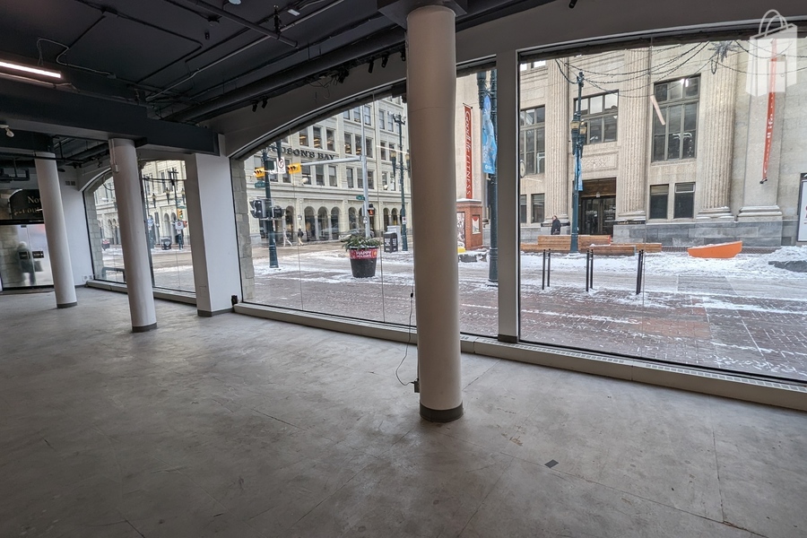 Prime corner unit for pop-up retail, market, or media installation.