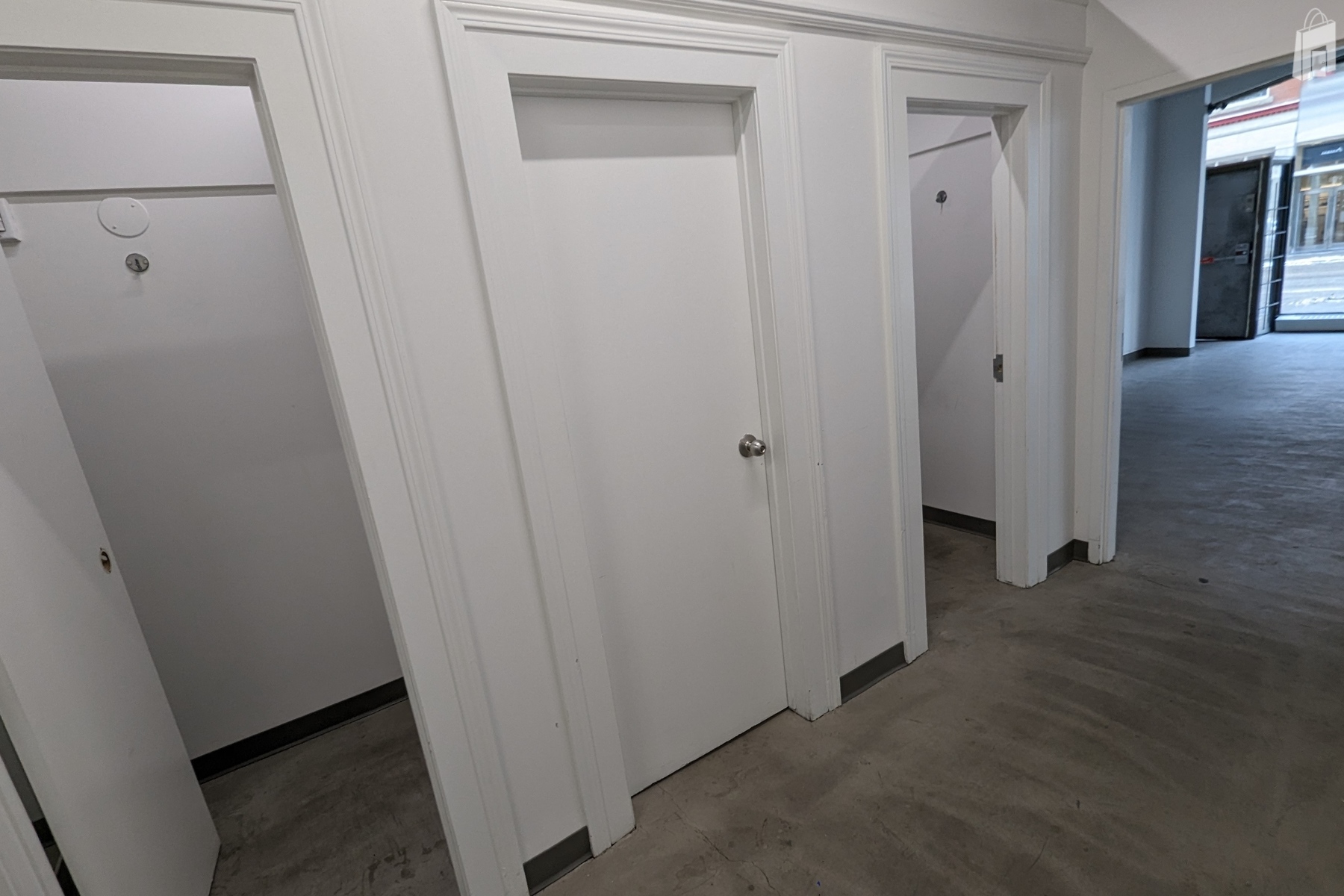 Prime corner unit for pop-up retail, market, or media installation.