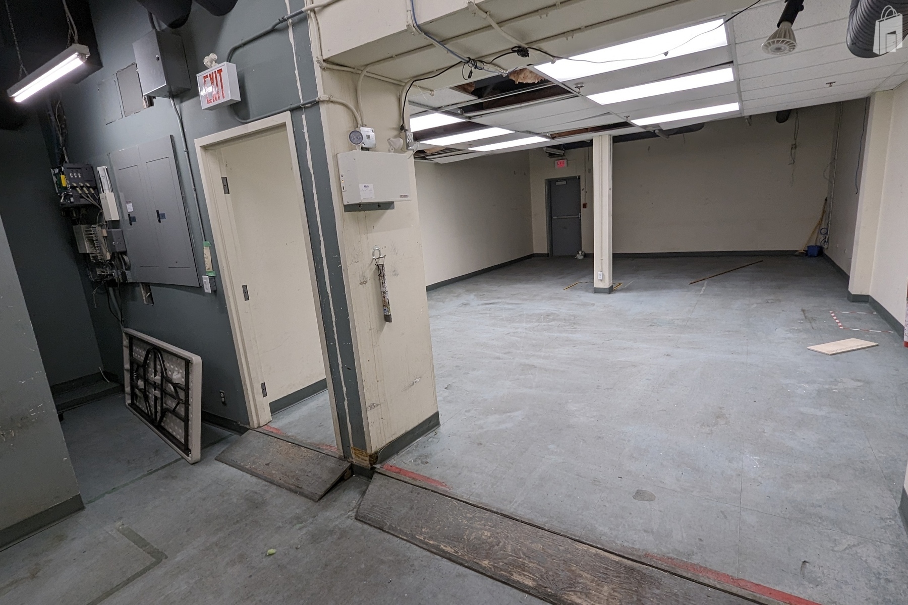 Prime corner unit for pop-up retail, market, or media installation.