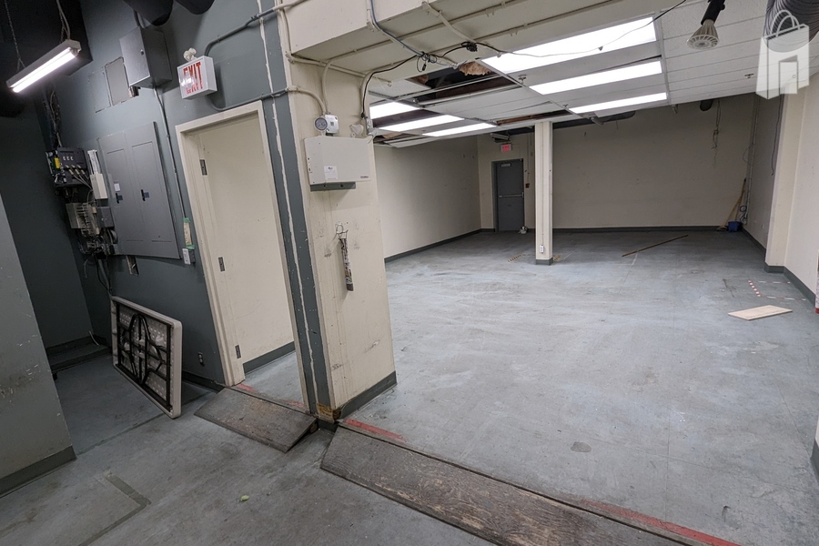 Prime corner unit for pop-up retail, market, or media installation.