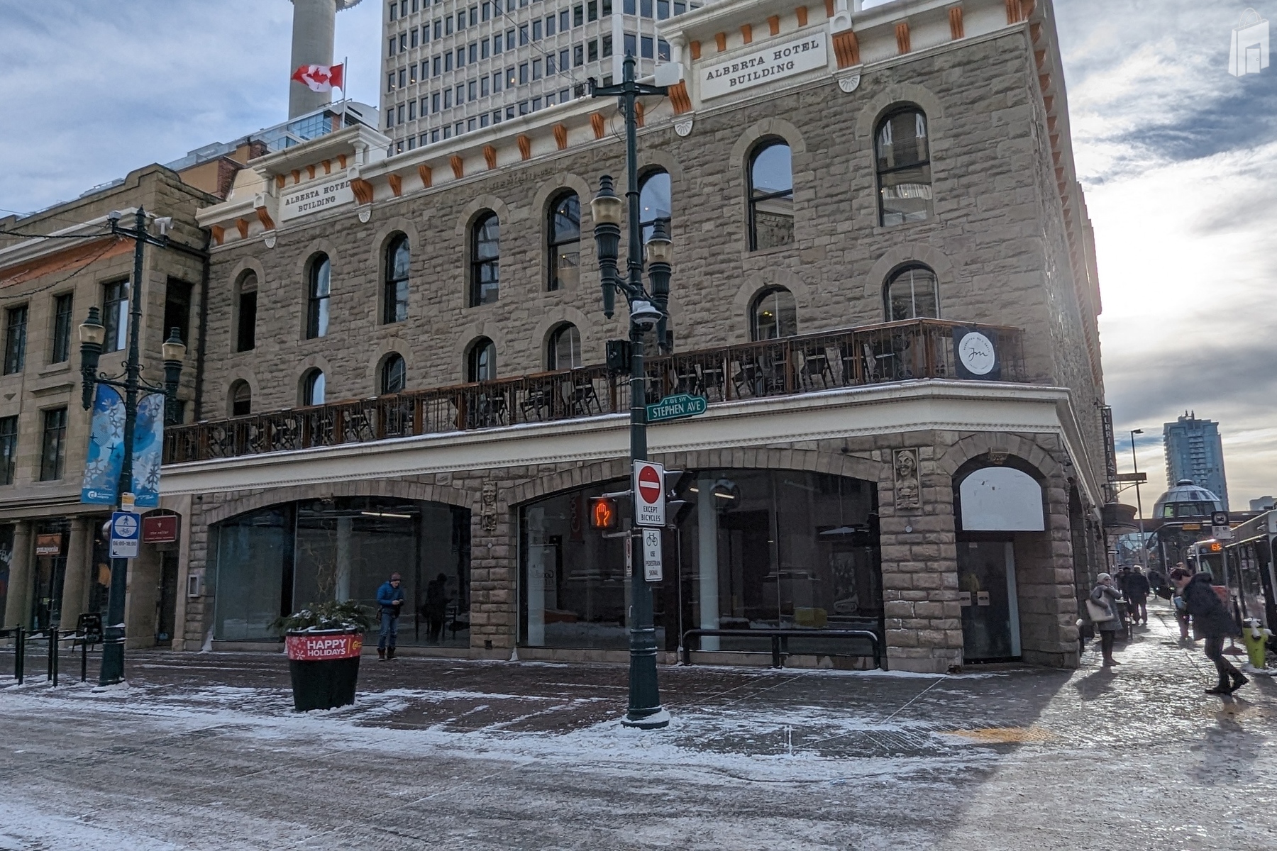 Prime corner unit for pop-up retail, market, or media installation.