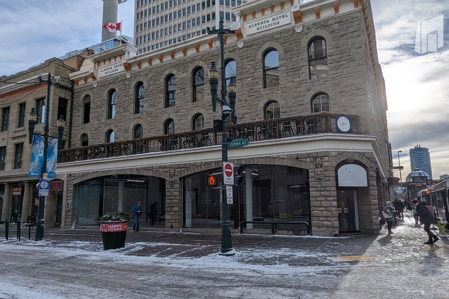 Prime corner unit for pop-up retail, market, or media installation.