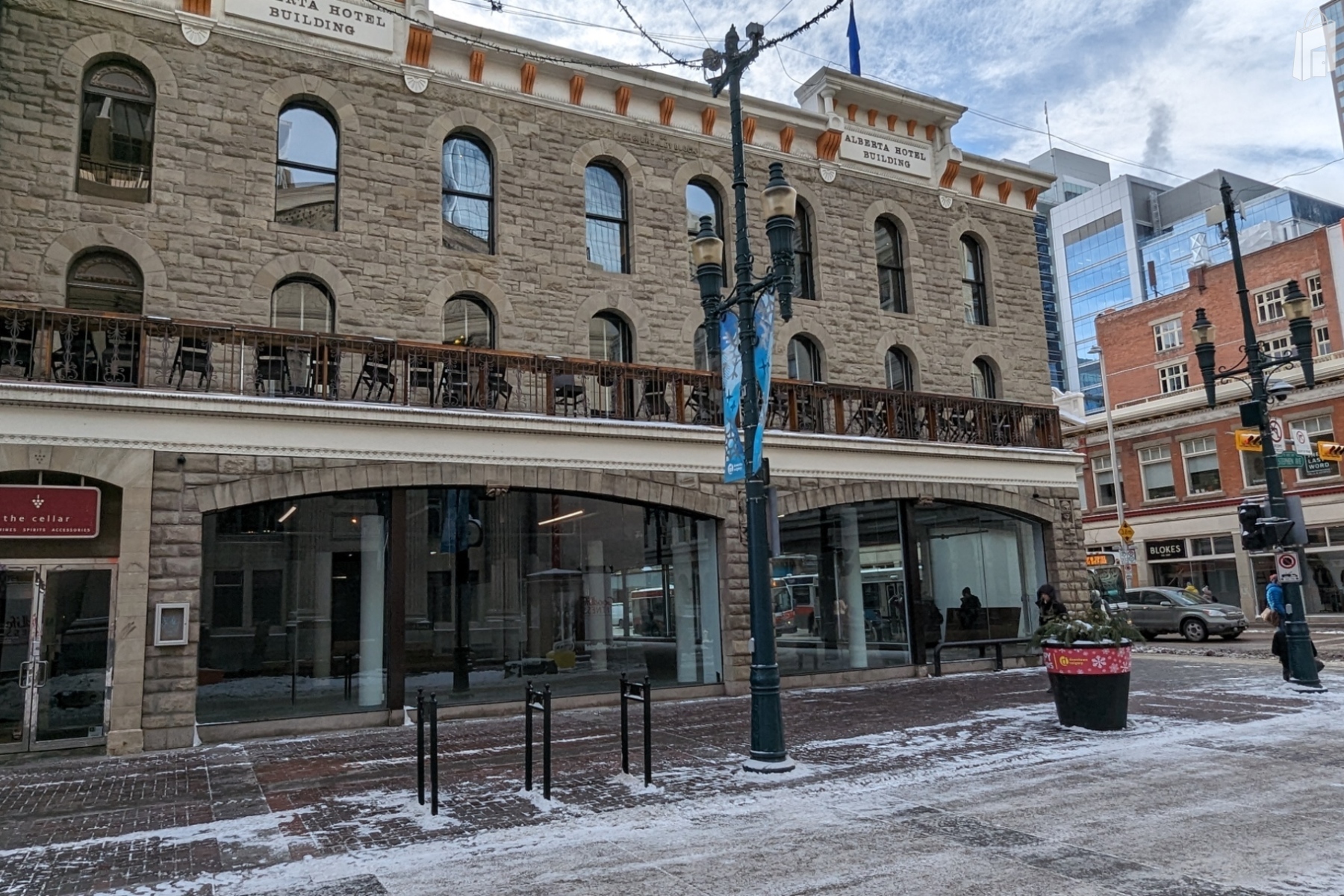 Prime corner unit for pop-up retail, market, or media installation.