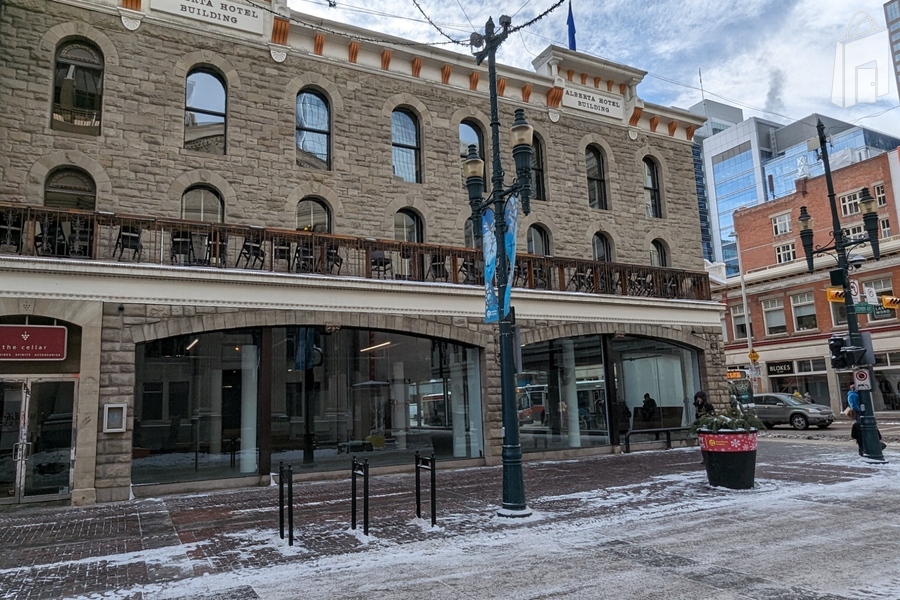 Prime corner unit for pop-up retail, market, or media installation.