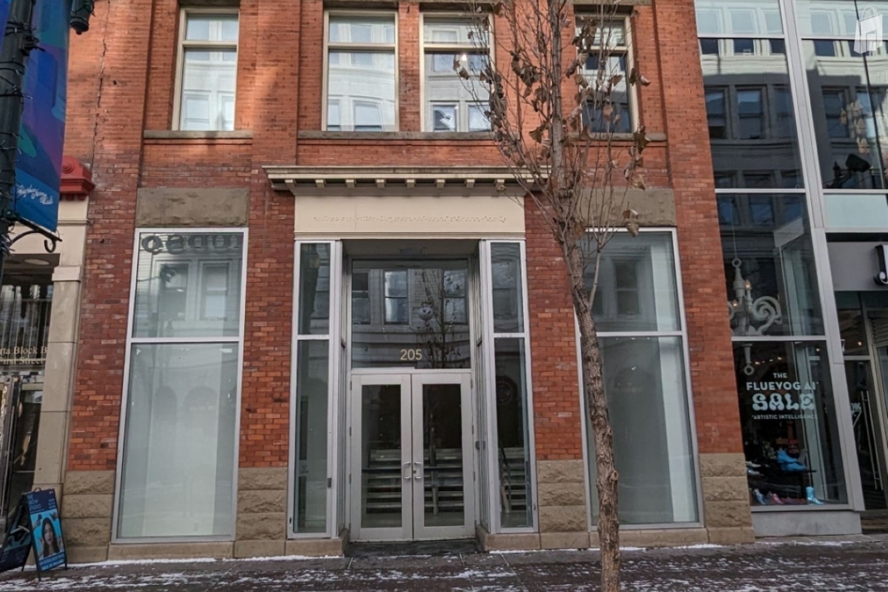 Stunning white gallery style 2-level retail unit at ground floor facing the Stephen Avenue retail district. 