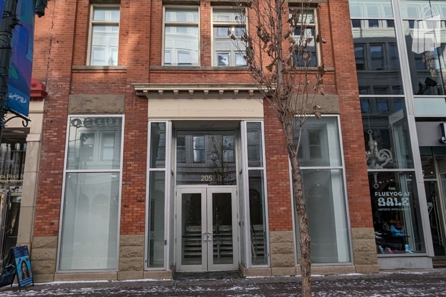 Stunning white gallery style 2-level retail unit at ground floor facing the Stephen Avenue retail district. 