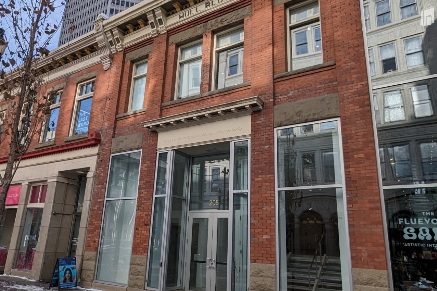 Stunning white gallery style 2-level retail unit at ground floor facing the Stephen Avenue retail district. 