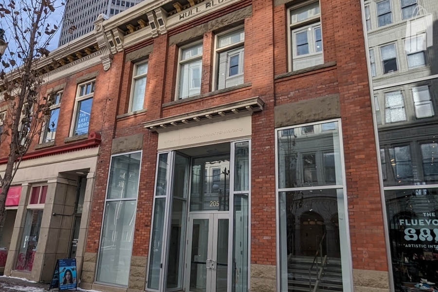 Stunning white gallery style 2-level retail unit at ground floor facing the Stephen Avenue retail district. 