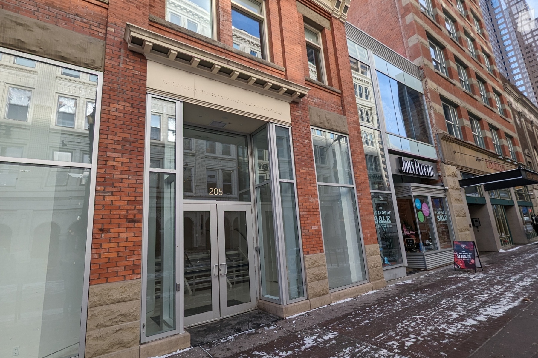 Stunning white gallery style 2-level retail unit at ground floor facing the Stephen Avenue retail district. 