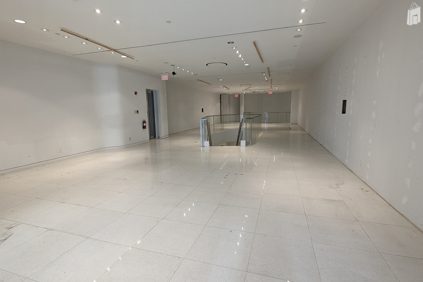 Stunning white gallery style 2-level retail unit at ground floor facing the Stephen Avenue retail district. 