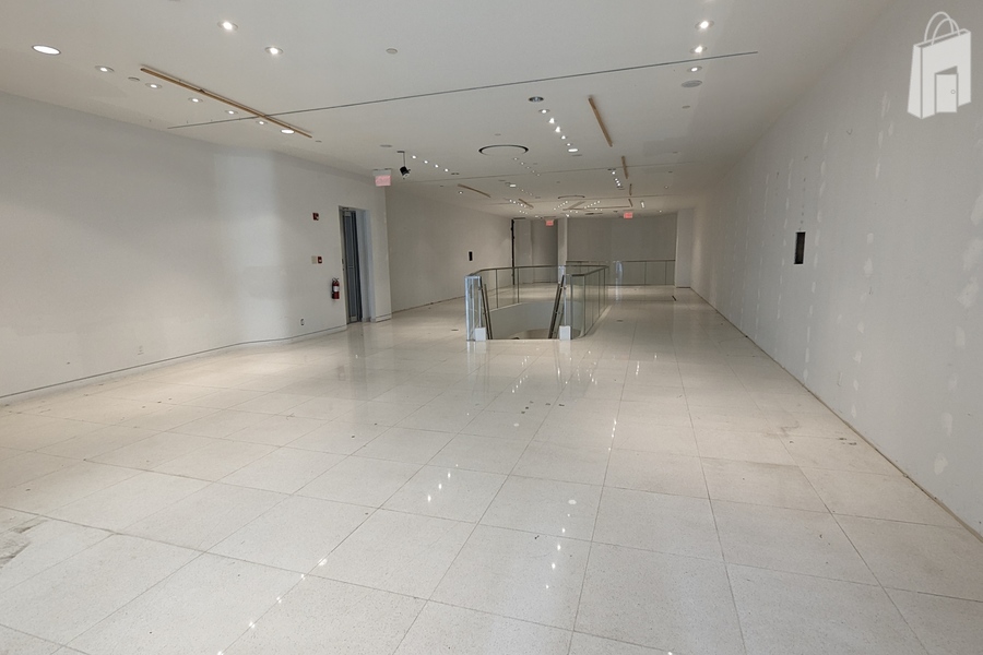 Stunning white gallery style 2-level retail unit at ground floor facing the Stephen Avenue retail district. 