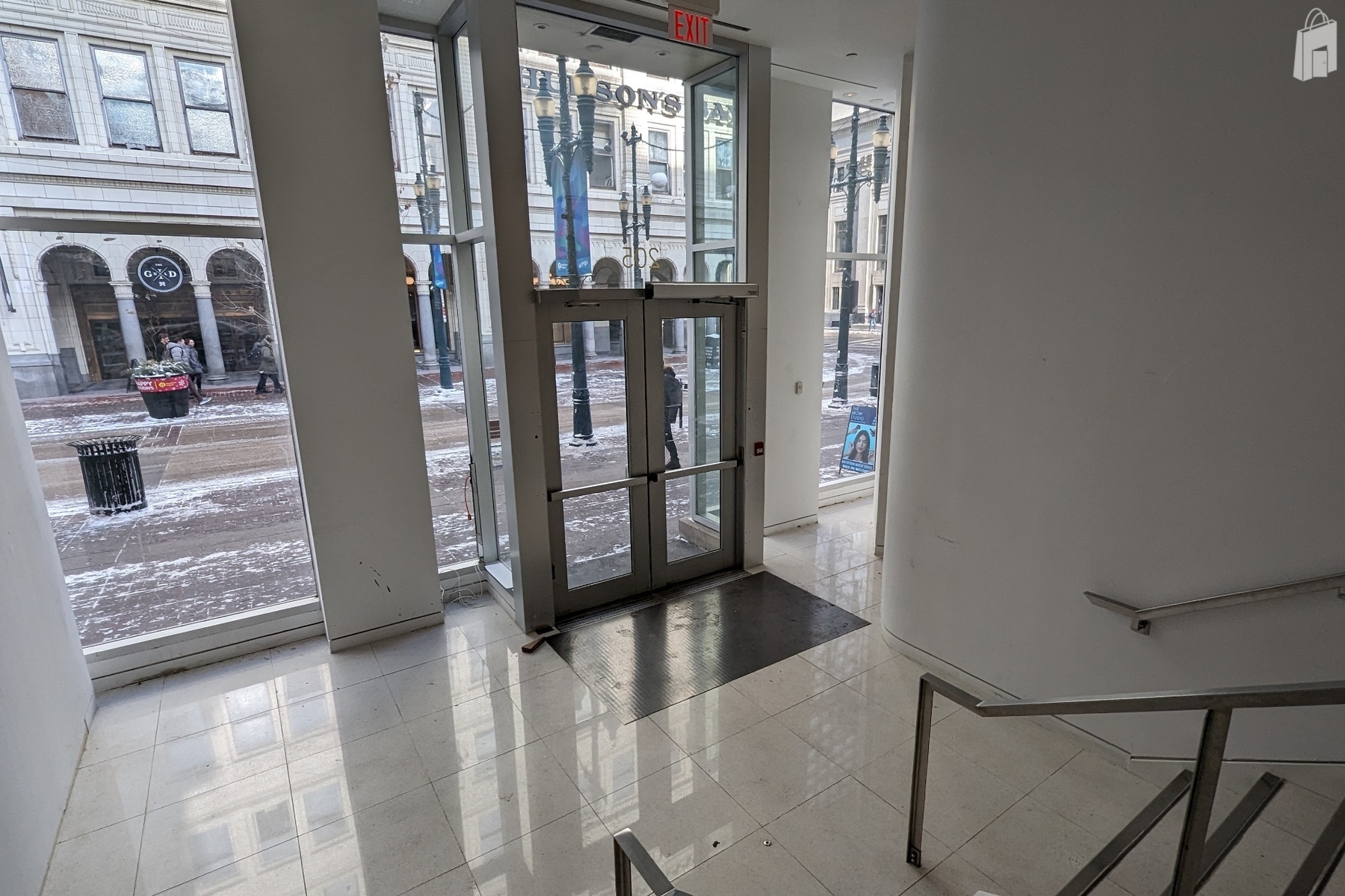 Stunning white gallery style 2-level retail unit at ground floor facing the Stephen Avenue retail district. 