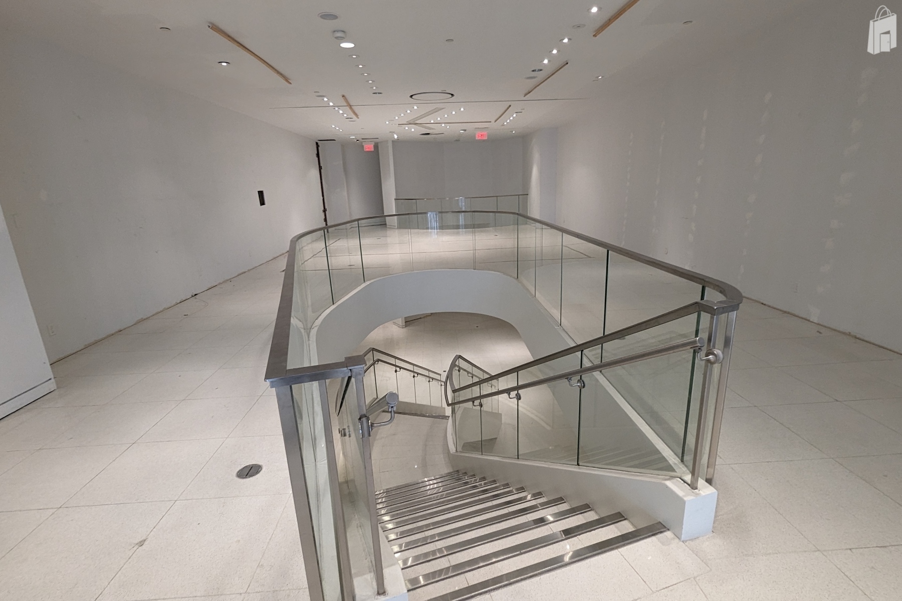 Stunning white gallery style 2-level retail unit at ground floor facing the Stephen Avenue retail district. 