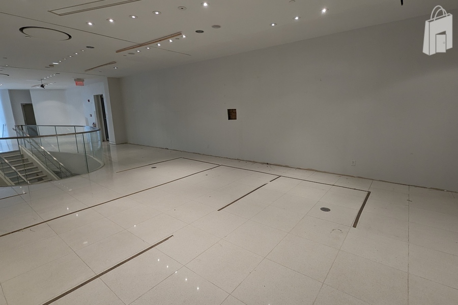 Stunning white gallery style 2-level retail unit at ground floor facing the Stephen Avenue retail district. 