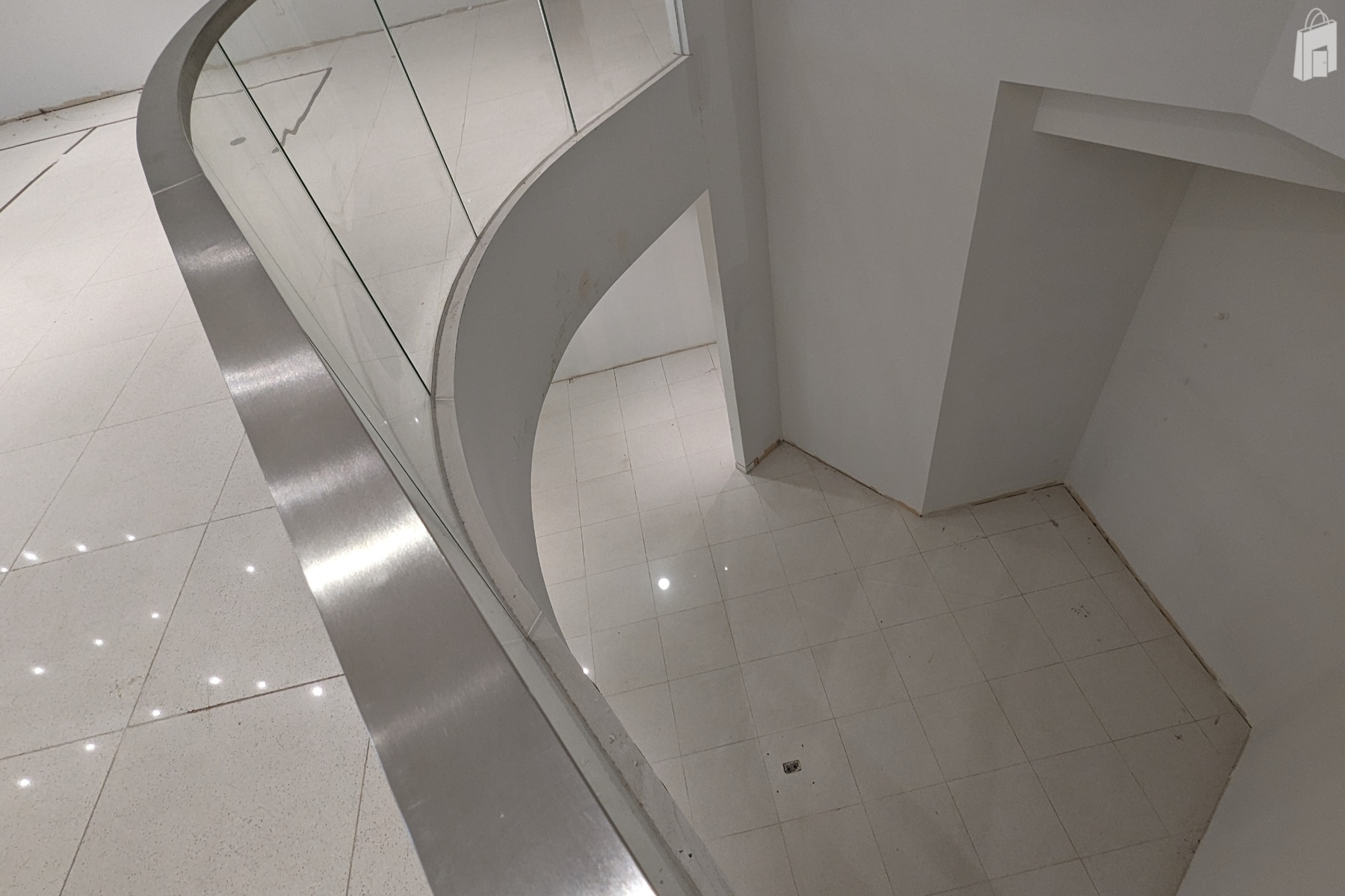 Stunning white gallery style 2-level retail unit at ground floor facing the Stephen Avenue retail district. 