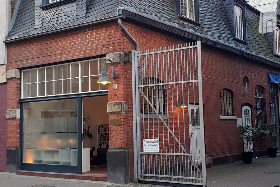 Eingang, Fensterfront, Hof