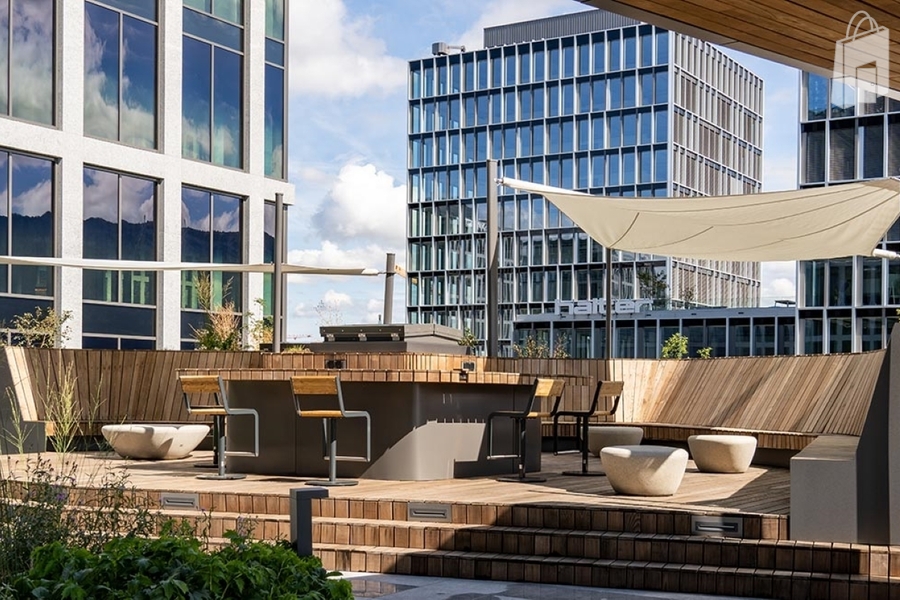 Terrasse adjacente à la salle de l'événement et aux stands