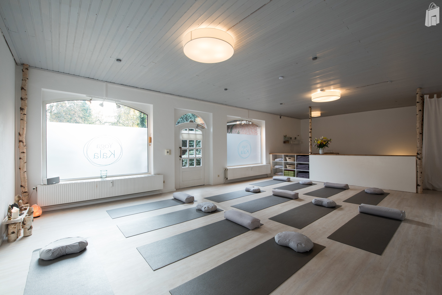 Großer Raum mit Fenstern