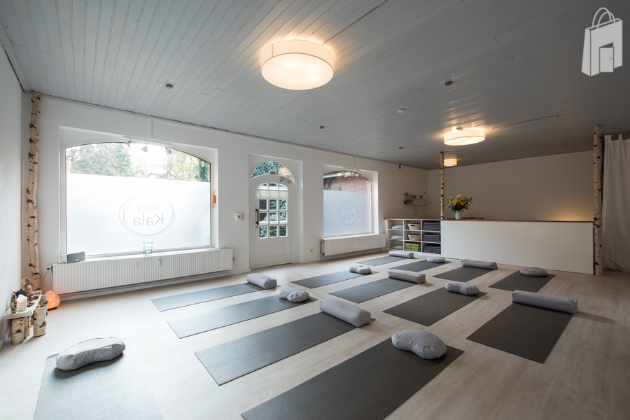 Großer Raum mit Fenstern