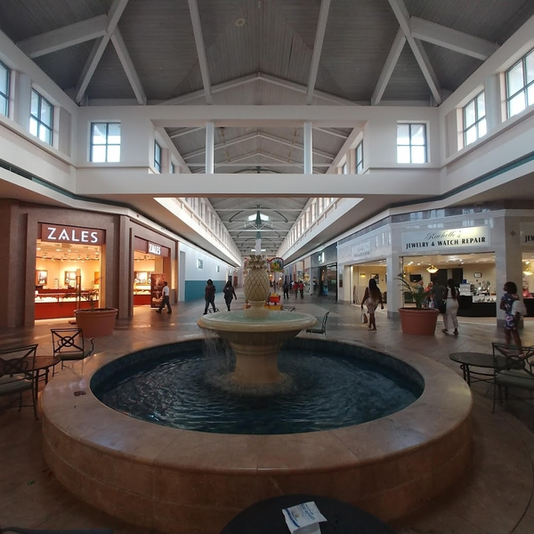 Prime Location Available for Lease: Splendid Pop-Up Shop in the Heart of Vero Beach, Florida!