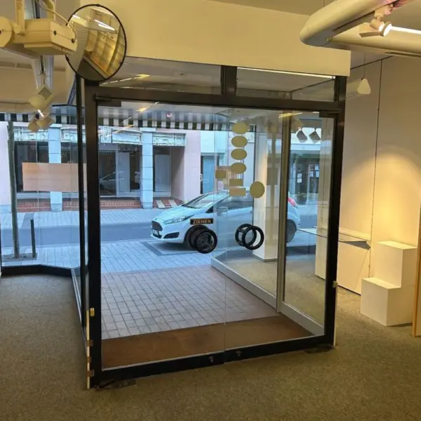 Möblierte Verkaufsfläche in zentraler Lage