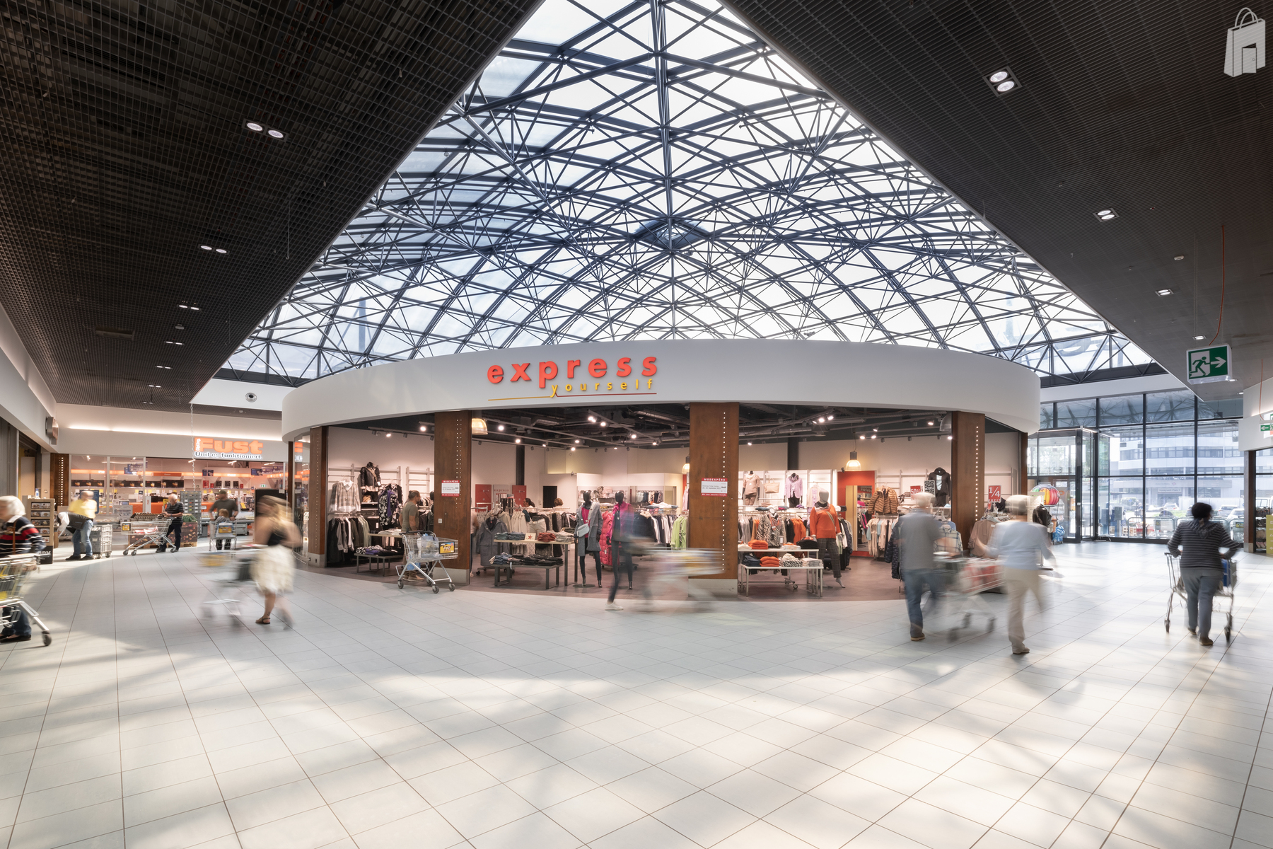 Gegenüber von Express Yourself