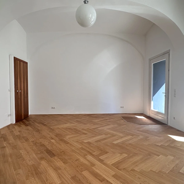 Elegantes Geschäftslokal an frequentierter Straße