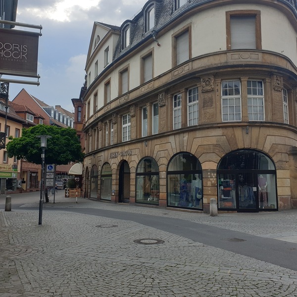 Ladenlokal in repräsentativem Eckgebäude