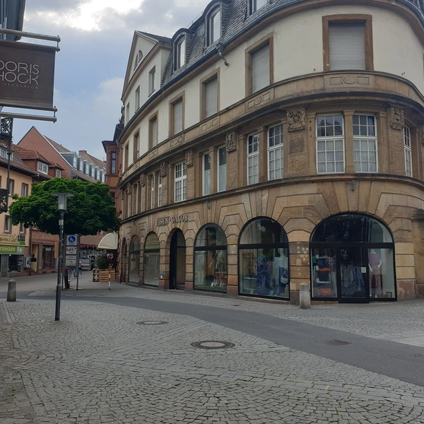 Ladenlokal in repräsentativem Eckgebäude