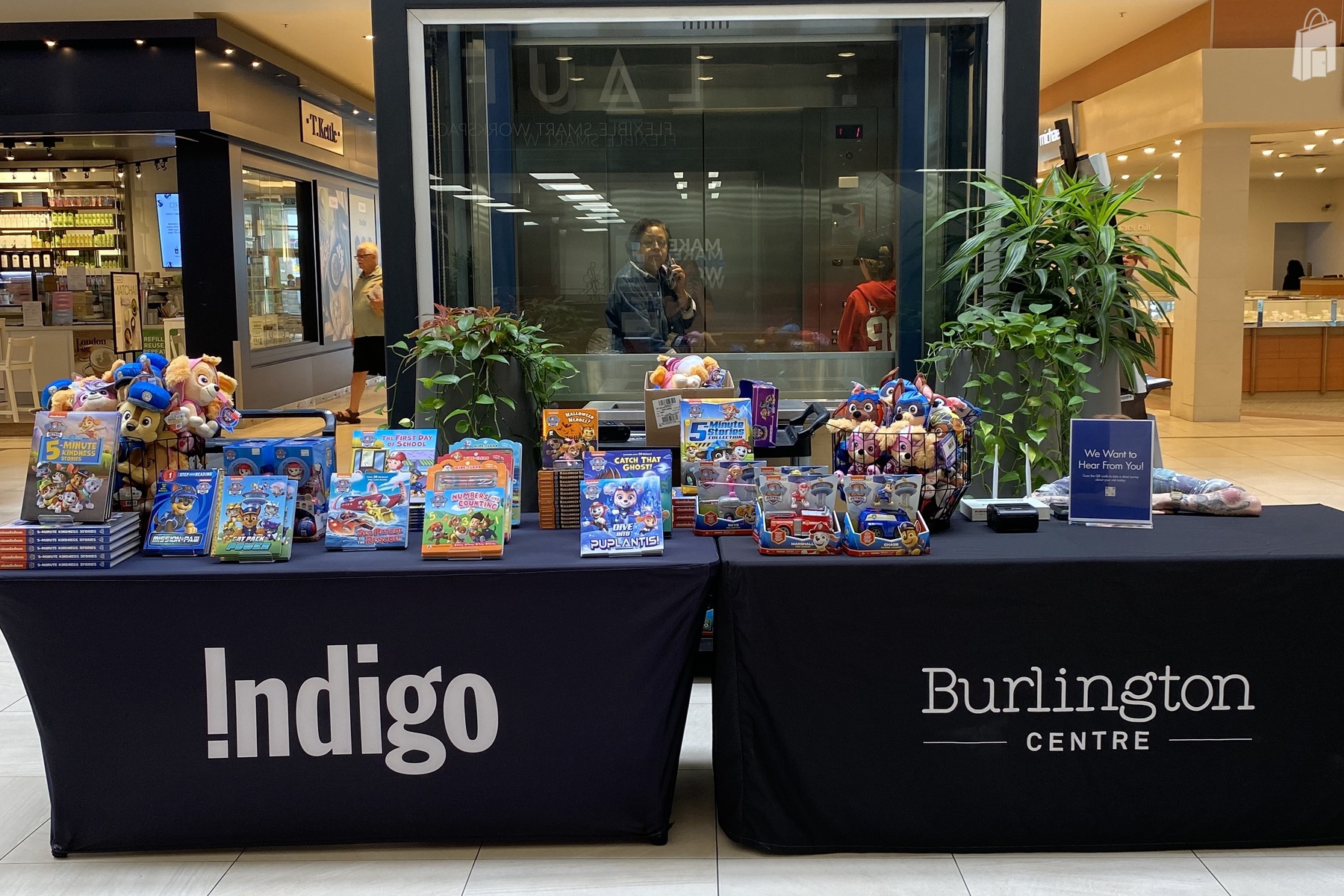 Old Navy Court - Retail Display