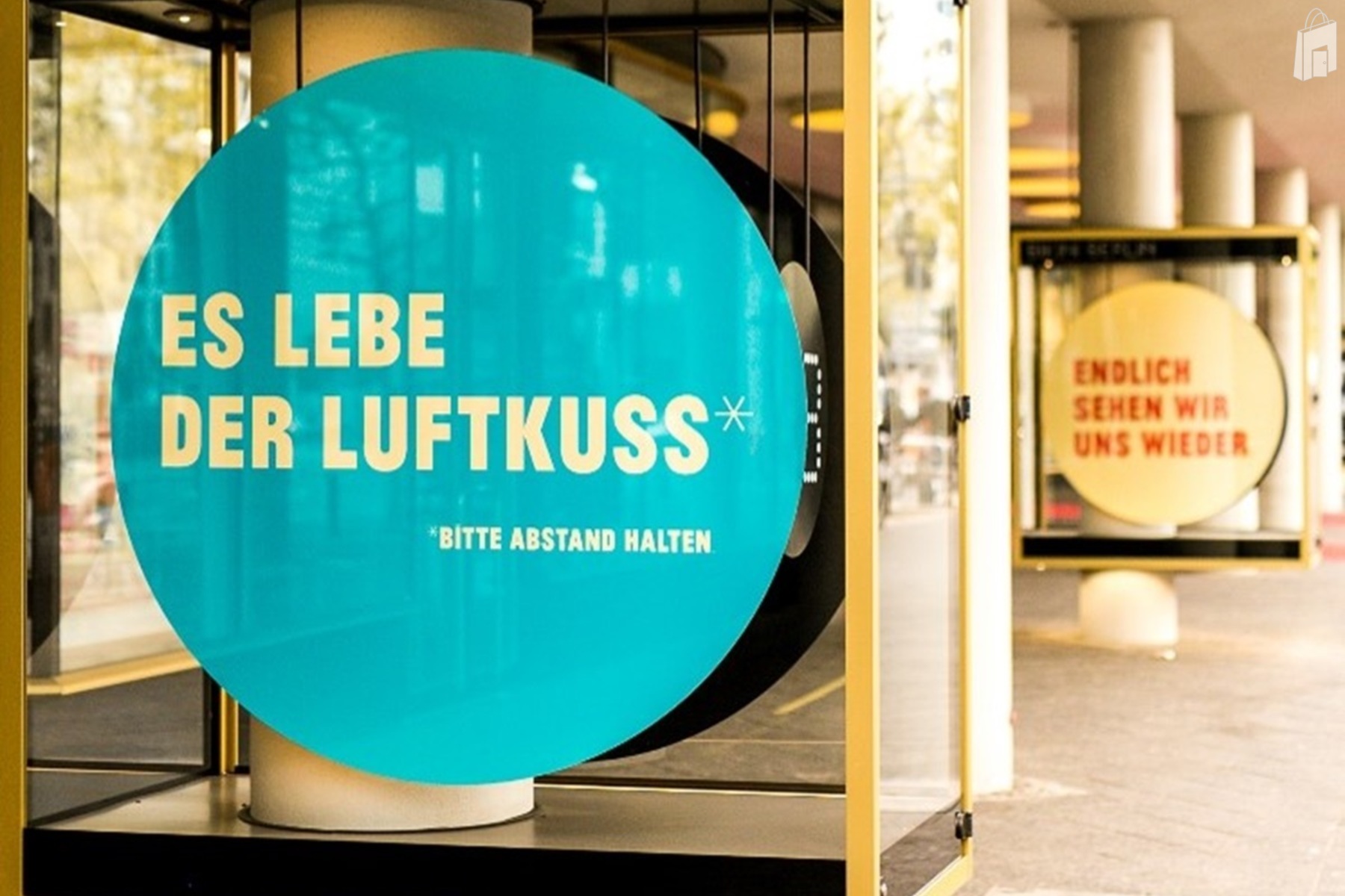 BIKINI BERLIN Außenvitrine 1