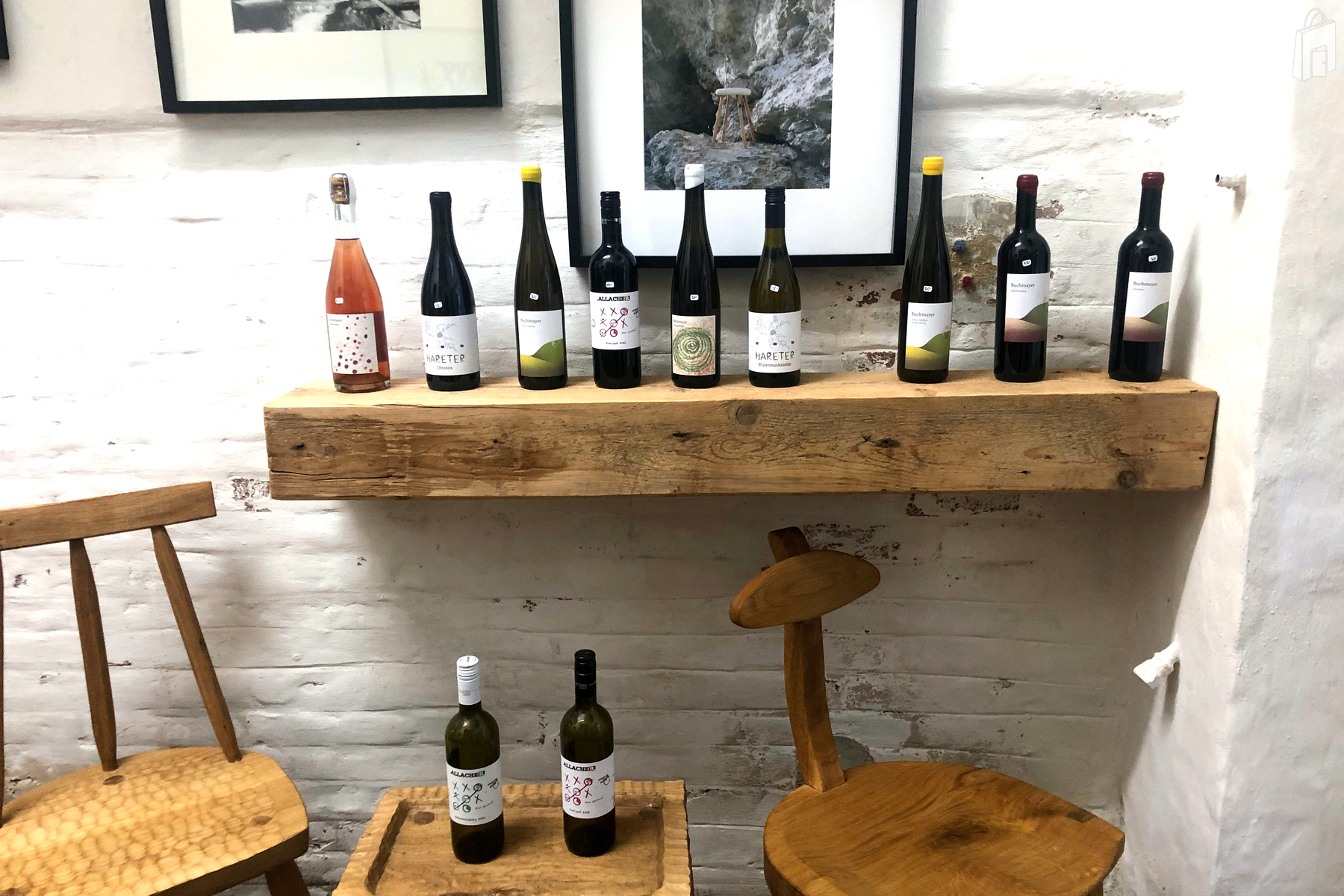 Innen Regalelement Eichensessel und Kaffetisch zum Verleih