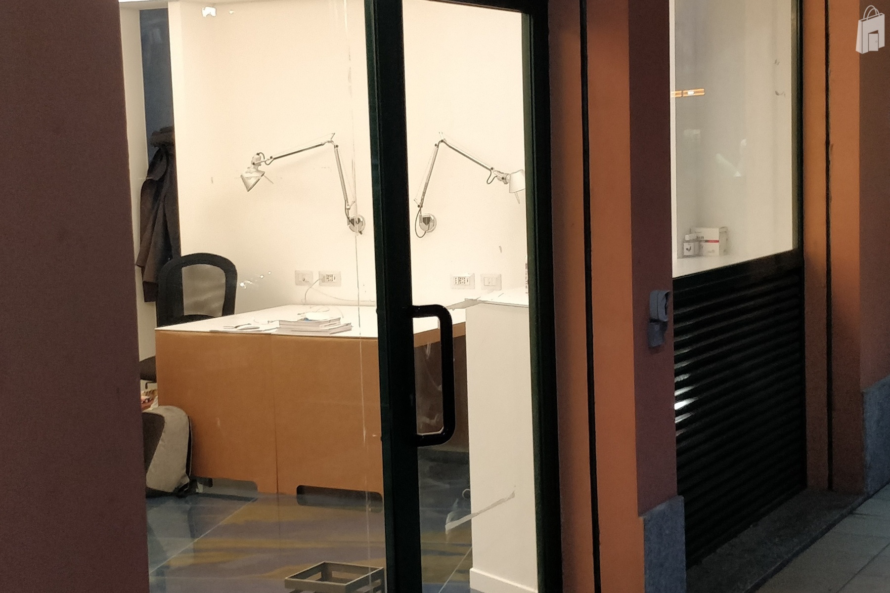 2 grandi vetrine luminose