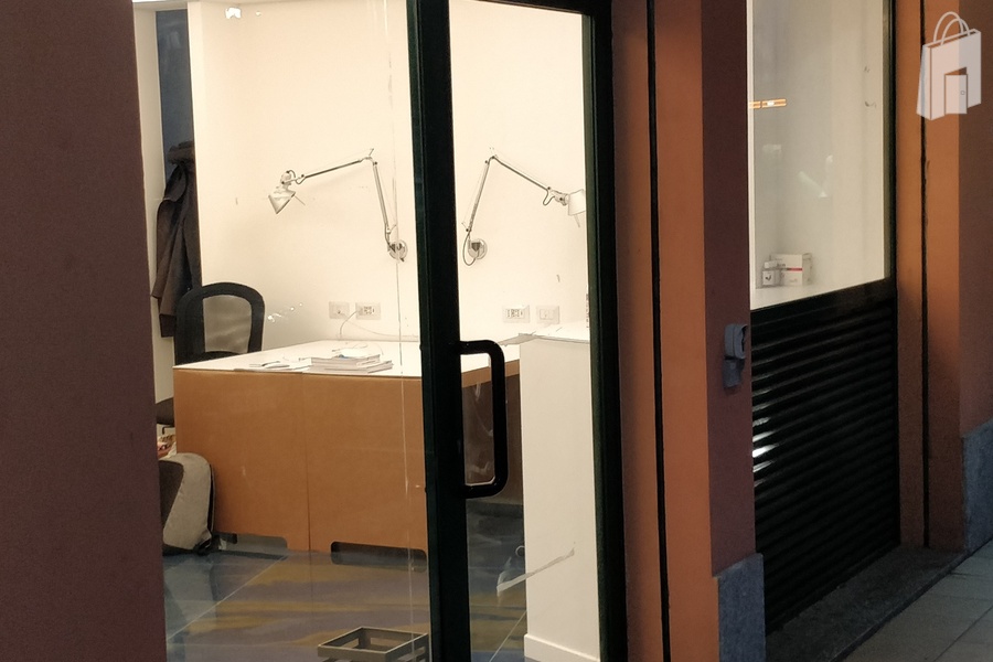 2 grandi vetrine luminose