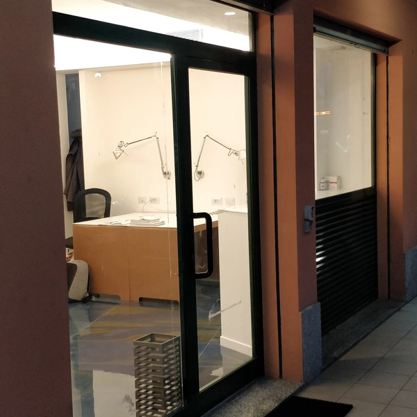 Spazio versatile e luminoso su strada di forte passaggio