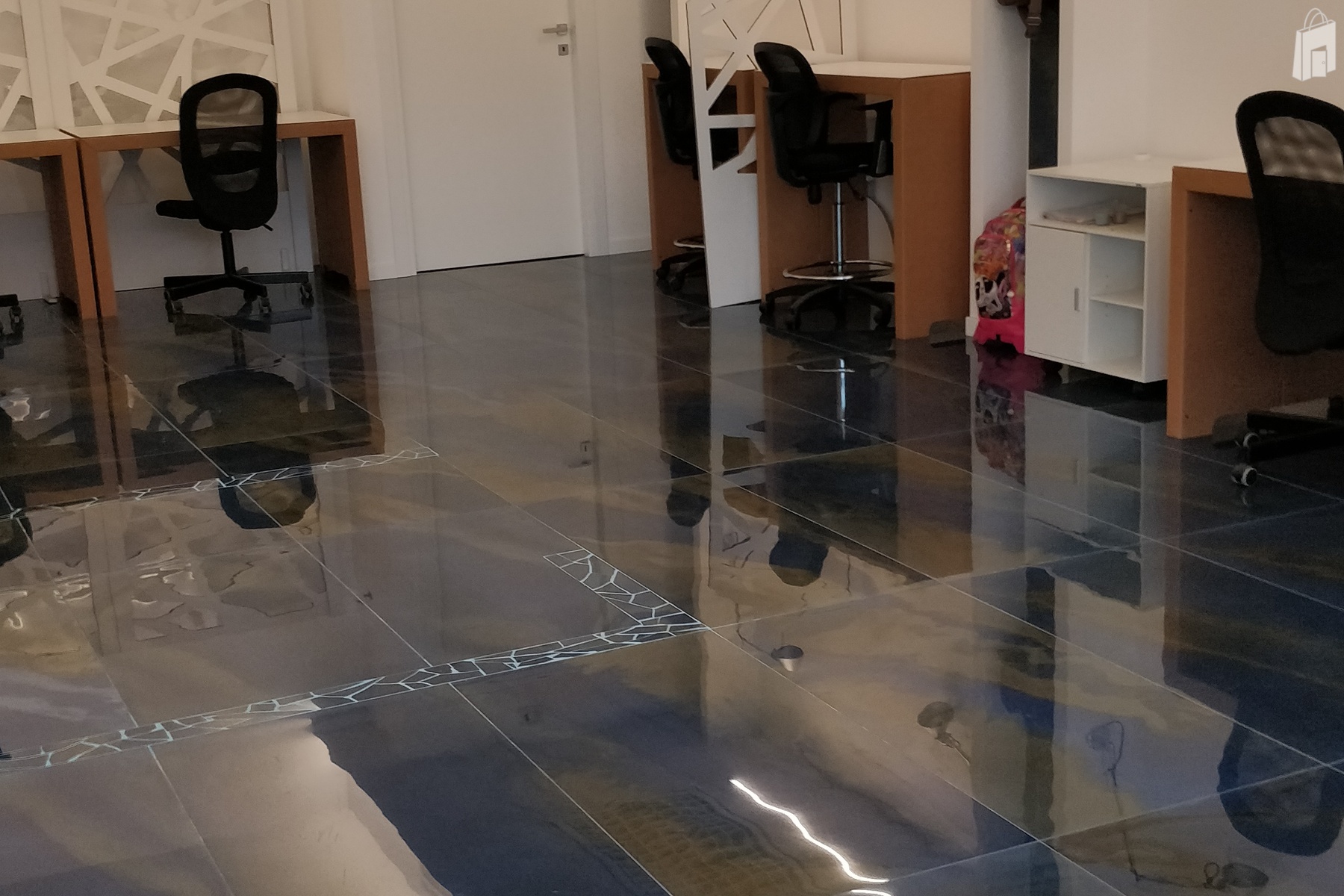 Scrivanie e separatori in cartone ecosostenibile, leggerissimi da spostare