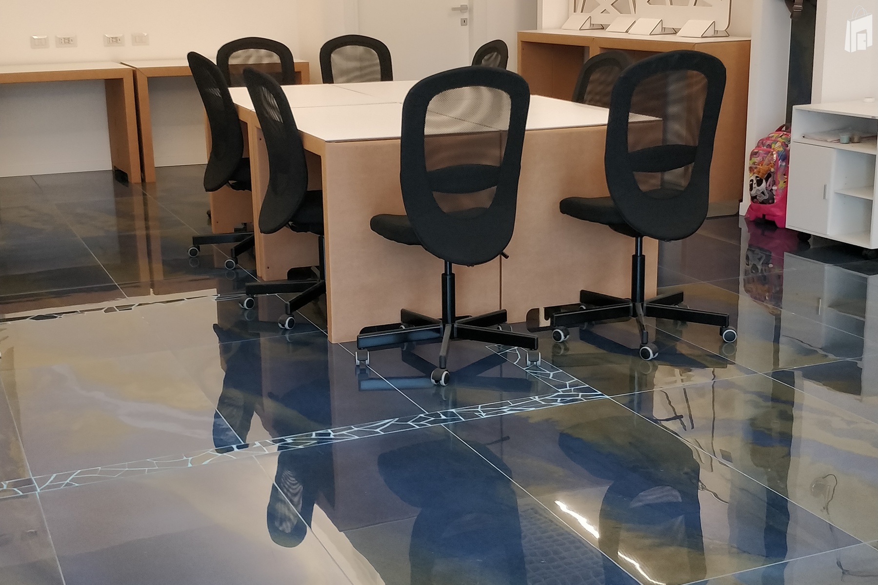 Scrivanie e separatori in cartone ecosostenibile, leggerissimi da spostare