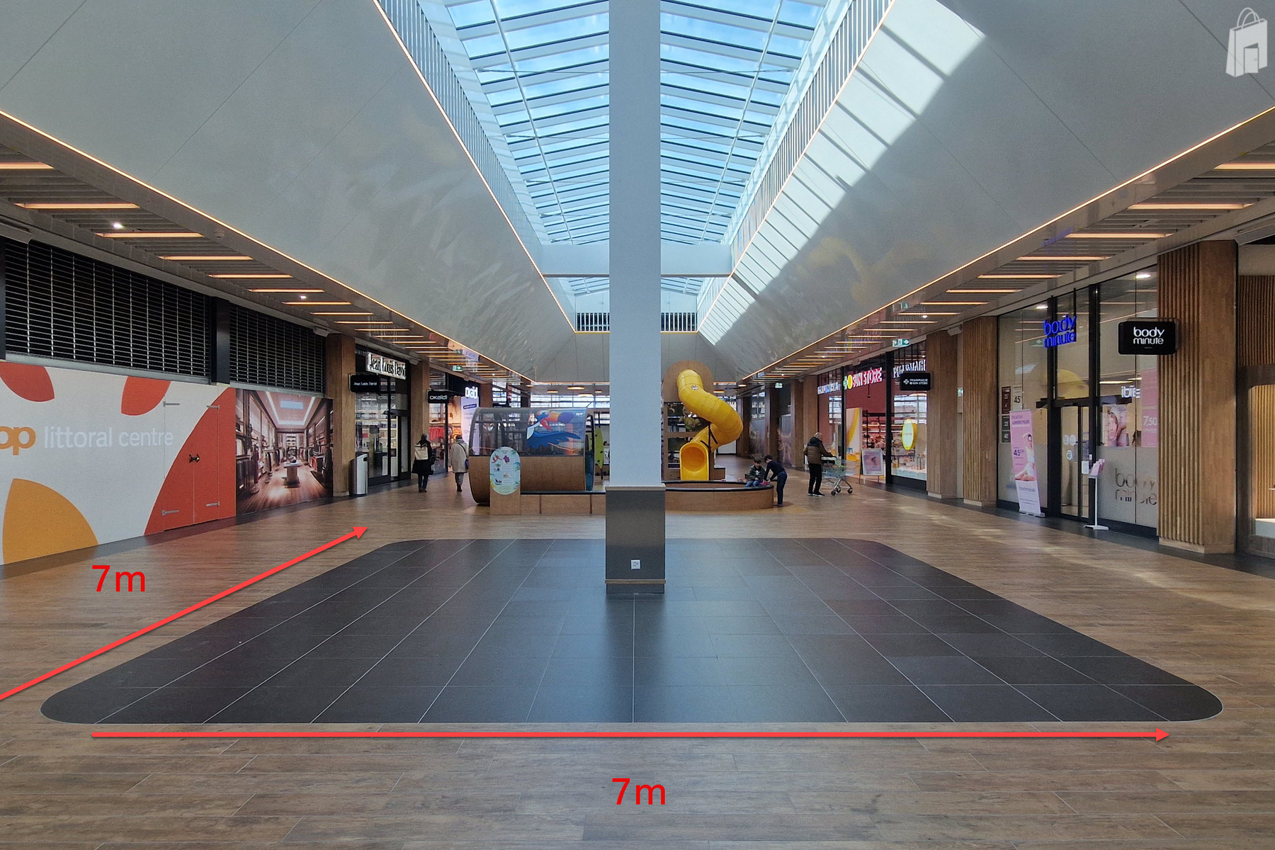 Ascenseurs et place de jeux