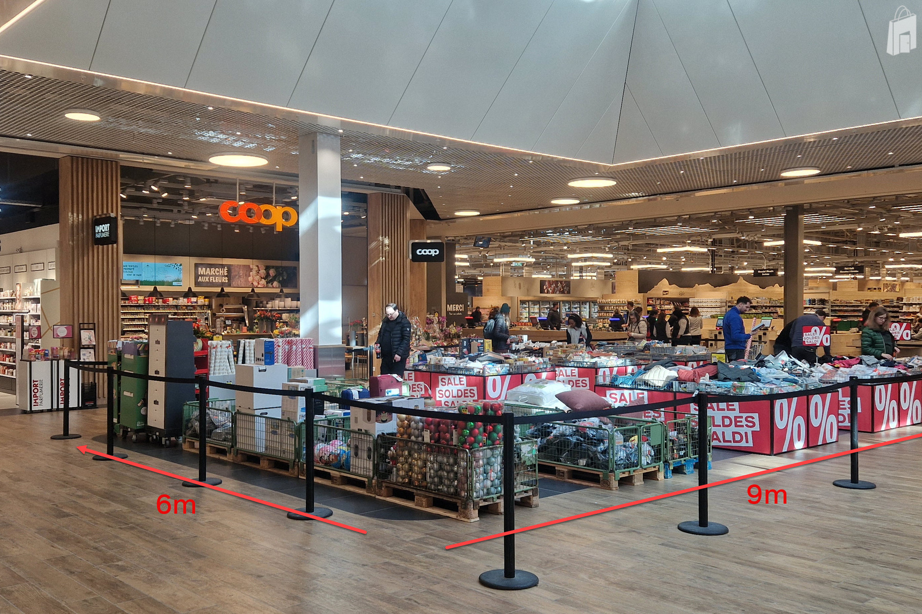 Sortie de l'Hypermarché Coop