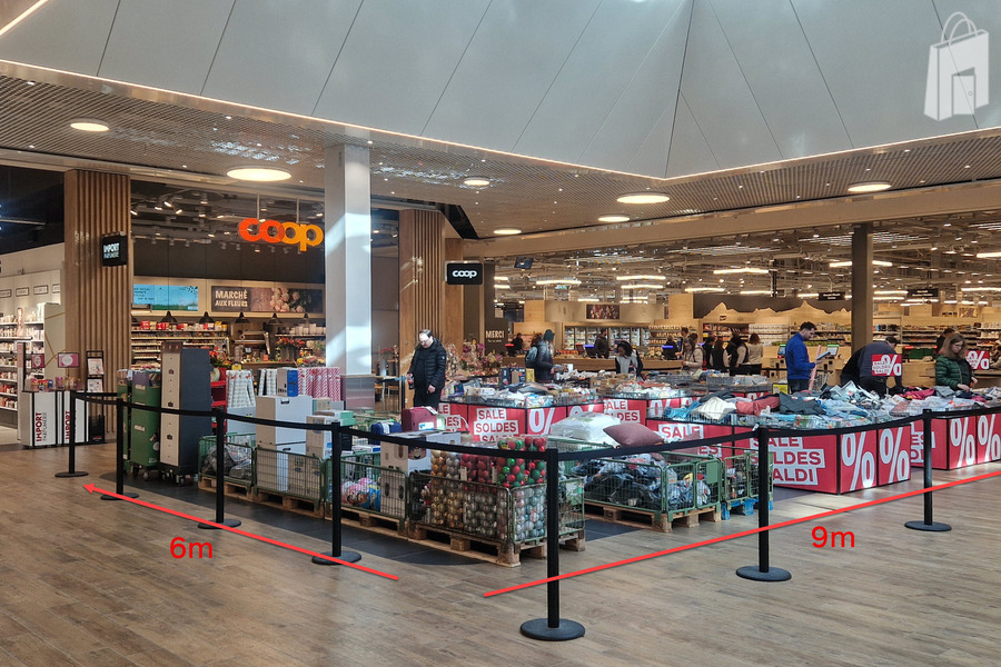 Sortie de l'Hypermarché Coop