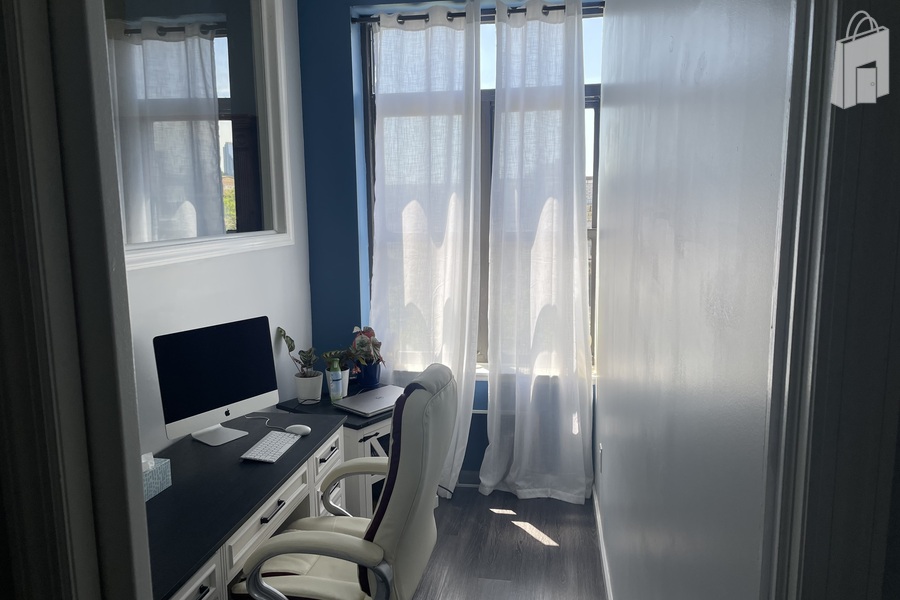 Bright Private Office with Window Light - Ideal for Therapy Sessions, Desk Work, or Filming - Astoria, NY