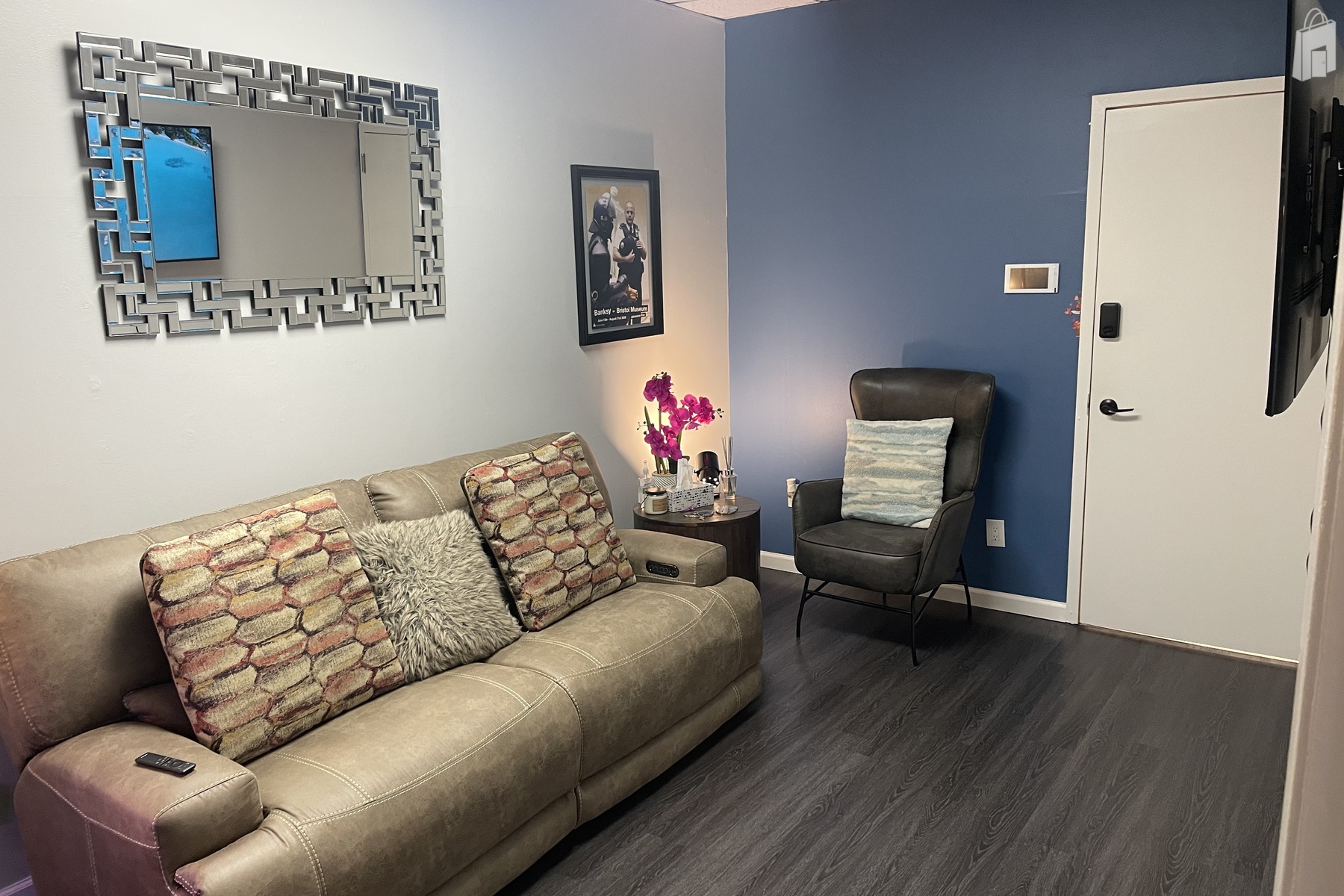 Stylish Modern Waiting Area - Ideal for Film Staging, Client Meetups & Production Interviews - Astoria, NY