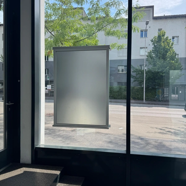 Maximale Aufmerksamkeit garantiert: Plakatrahmen hinter Glasfassade an Top-Standort